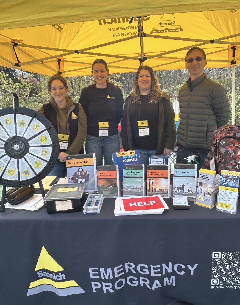 SaanichEP's tweet image. Today marked the first of many community events for Saanich Emergency Program volunteers this season. Thank you to @saanich @SaanichParksRec for such a fantastic Earth Day celebration, to all who said hello &amp;amp; to our amazing volunteers for giving their time!🌎💛 #Saanich #EarthDay