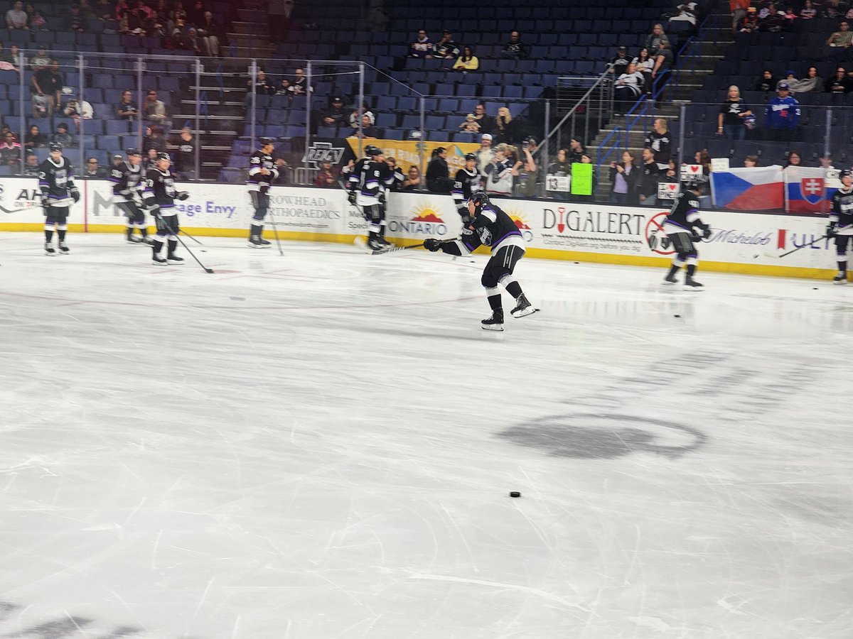 The_ArchAngel26's tweet photo. Pregame Warmies 
#GoReignGo https://t.co/ju1j42jmgS