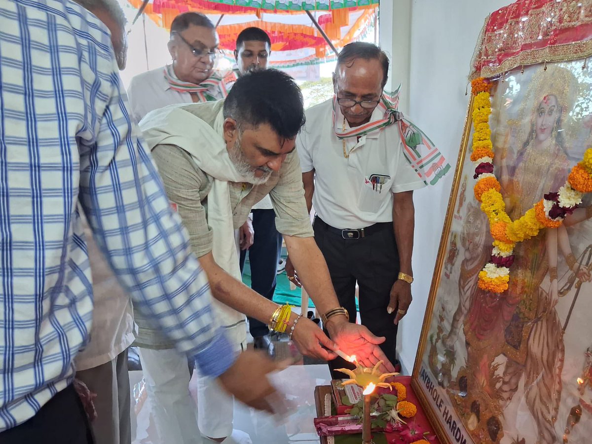 darshannaikinc's tweet image. પલસાણા તાલુકા પંચાયતની ૮-કારેલી બેઠકના ઉમેદવાર સુનિલભાઈ પટેલના નવા કાર્યાલયનું ઉદ્ઘાટન

દર્શન નાયકની ઉપસ્થિતિમાં કાર્યકર્તાઓમાં ઉત્સાહ, ચૂંટણી માટે મજબૂત સંકલ્પ
સ્થાનિક સ્તરે સંગઠનને વધુ ગતિ મળશે

#Palsana #LocalElection2026 #Congress #Surat