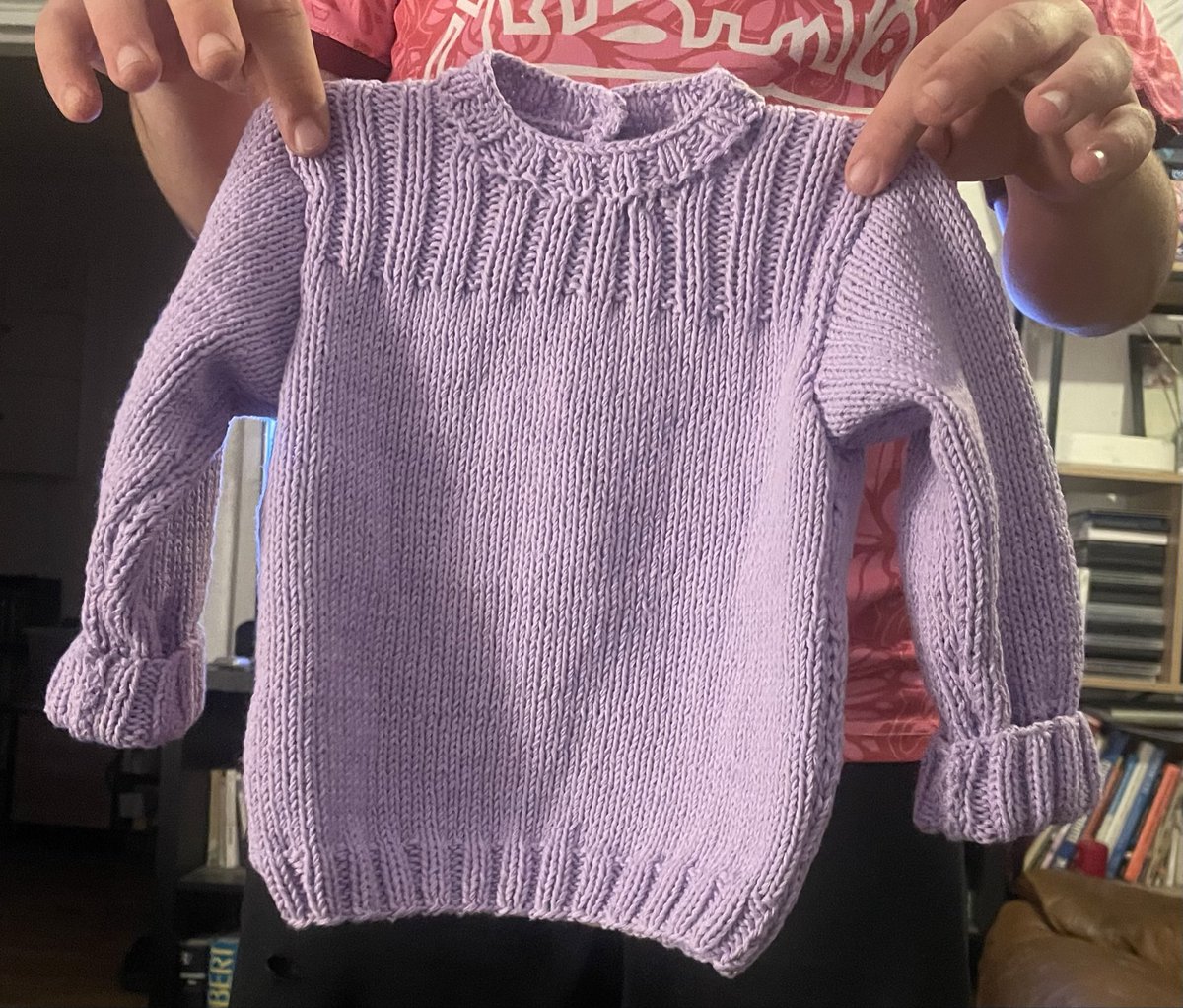 Et voilà ! Pull en coton fini ! Taille 1 an pour ma petite Choupinette… Mamie ne peut plus s’arrêter de tricoter 😂