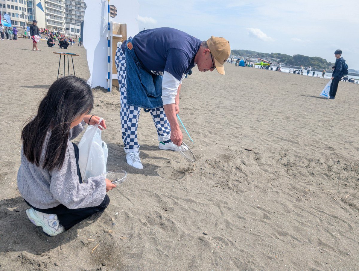 ethicalnormal's tweet photo. 昨日は、湘南エリアでワールドペンギンズデーを前にしたゴミ拾い！

第222回海さくらゴミ拾いイベントとご一緒させていただき、総勢550名ほどいらっしゃったそうです😳

ザルの貸し出しもあり、何十袋というゴミが取れたとのこと🗑️

ピカピカの海を保ちたいですね🪼🐠🐬 https://t.co/YcsY0blIvr