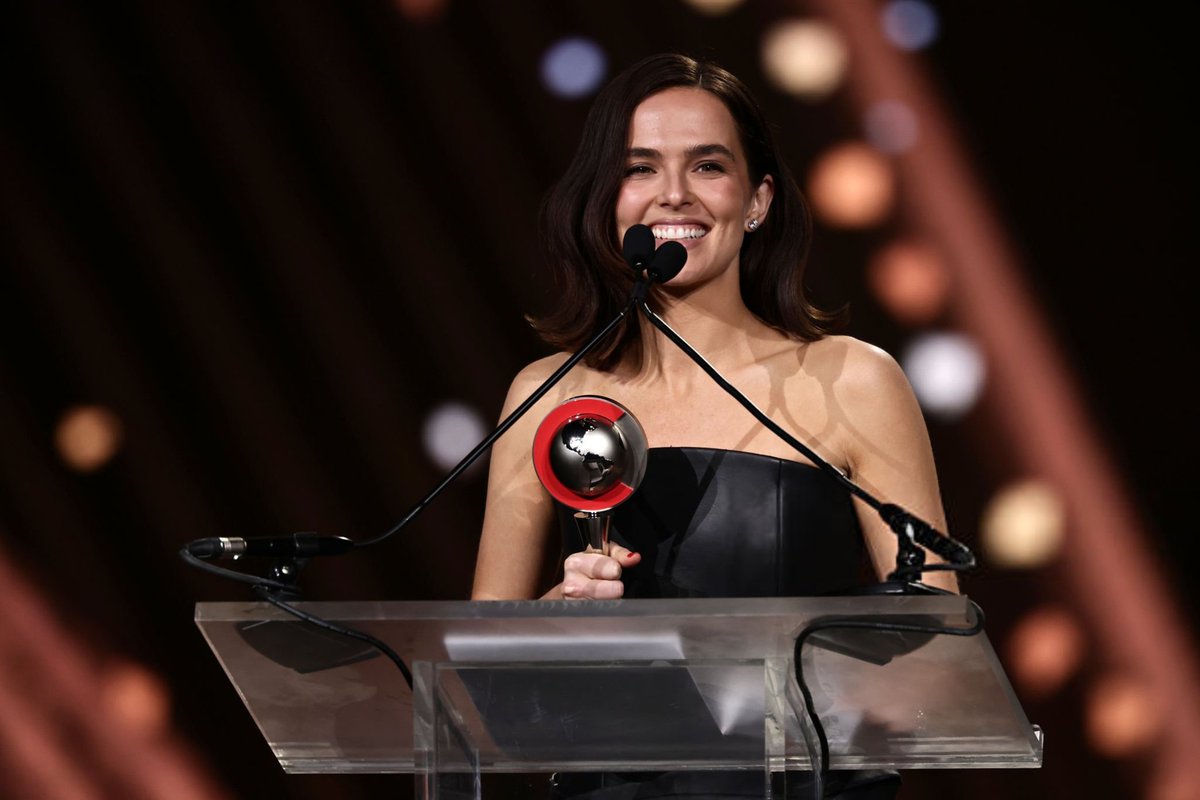 📷 | Zoey Deutch comparece à cerimônia de entrega dos prêmios CinemaCon Big Screen em Las Vegas, Nevada (16/04/26) zoeydeutchbrasil.com.br/photos/thumbna…
