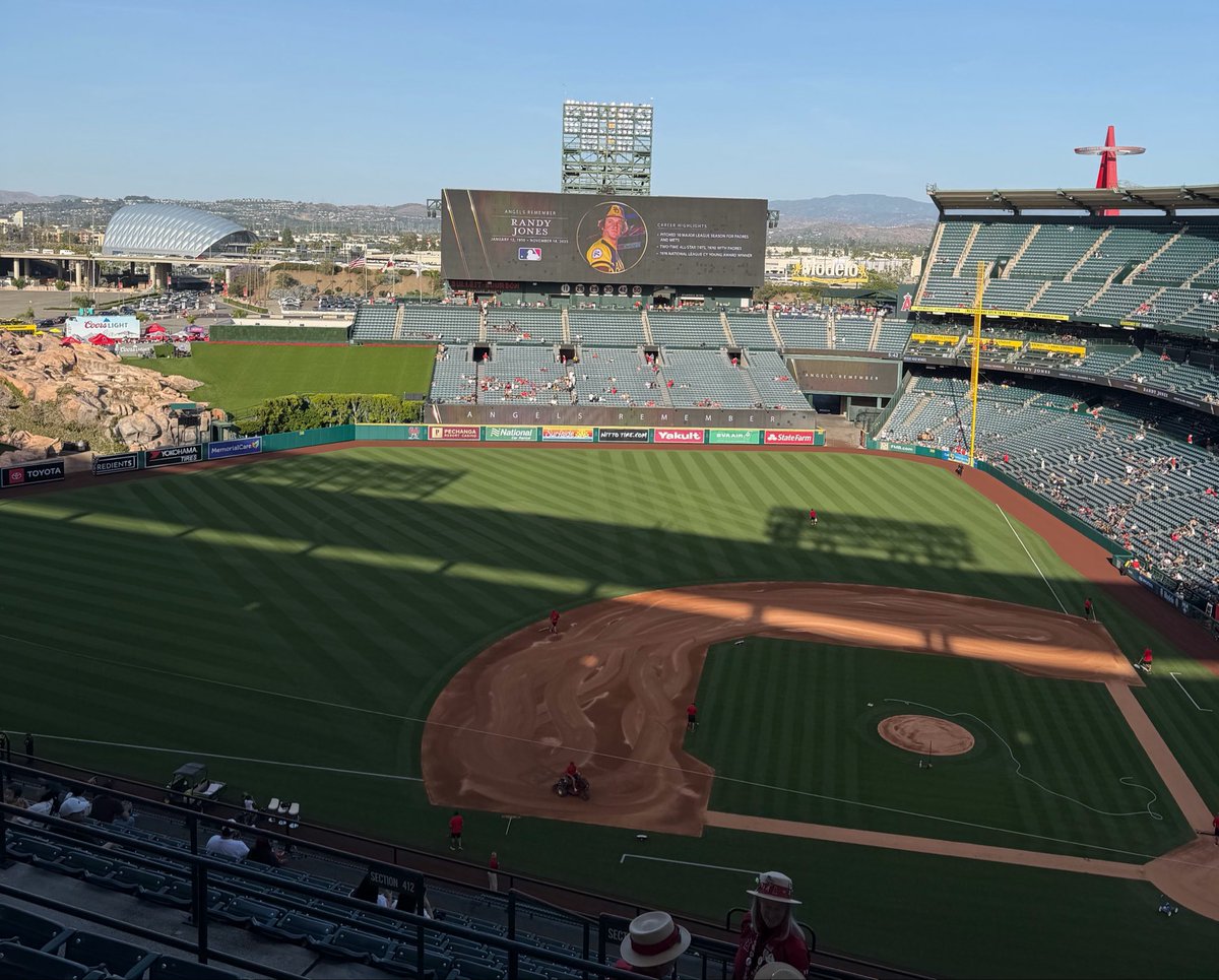 aedmondstv's tweet image. The Angels honoring Randy Jones in their pregame obituary reel 🪽🕊️ #padres