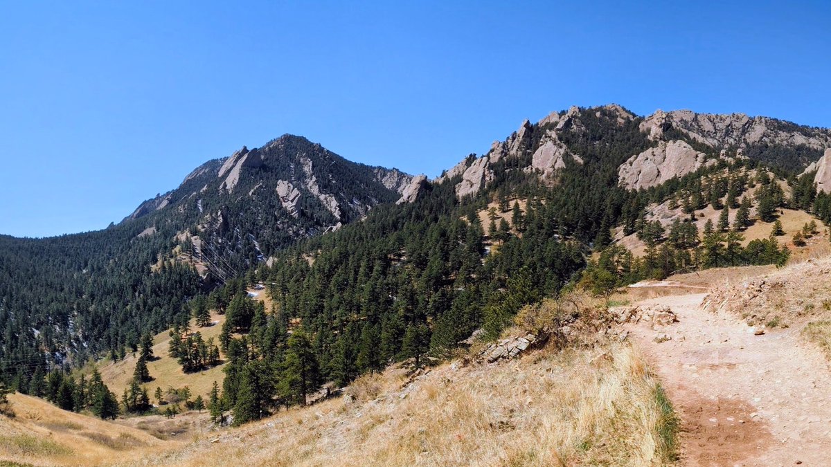 BoulderCAST's tweet image. You're telling me it snowed yesterday? 🤔 #cowx #boulder #colorado