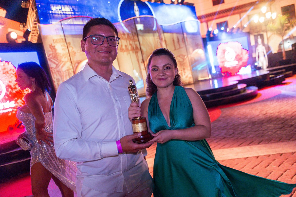 Cristian_Vivas's tweet photo. 🏆🇨🇴 ¡La gente volvió a elegirnos!
Por segundo año consecutivo, bajo la gerencia de @HOLLMANMORRIS, ganamos el Premio India Catalina a “Noticiero Preferido del Público”. Un reconocimiento que confirma que somos el noticiero de la gente.
Como líder digital de Inravisión y @RTVCnoticias, me siento profundamente orgulloso de este logro que nace del trabajo de todo nuestro equipo y, sobre todo, del respaldo de las audiencias que nos ve desde sus celulares y sus pantallas.
Este premio demuestra que el país confía en el periodismo público. ✊🏻🇨🇴