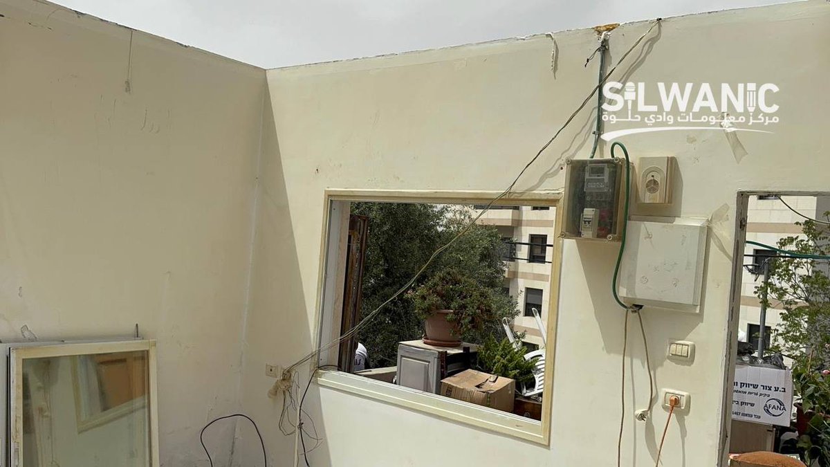 PalinfoAr's tweet image. #صور | المقدسي سامي الهشلمون الأيوبي يُجبر على هدم منزله ذاتياً في حي الصوانة #القدس بقرار من البلدية بحجة البناء دون ترخيص .