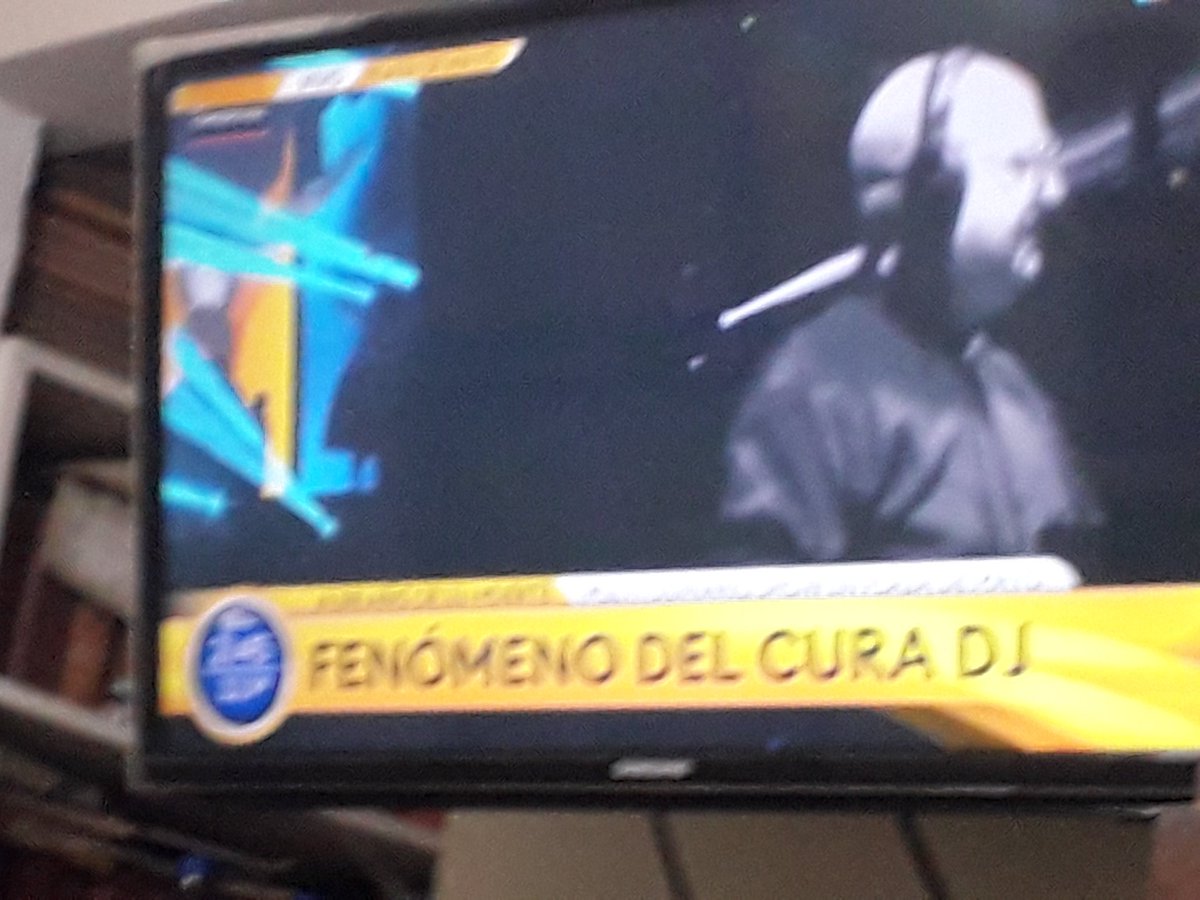 chisp7's tweet image. Que grande el #curadj #dj en homenaje a #bergoglio mientras hay #medicos que le siguen dando al #fentanillo que opina mi amigo @victorfyt 😁😁😁😁😁😁😉