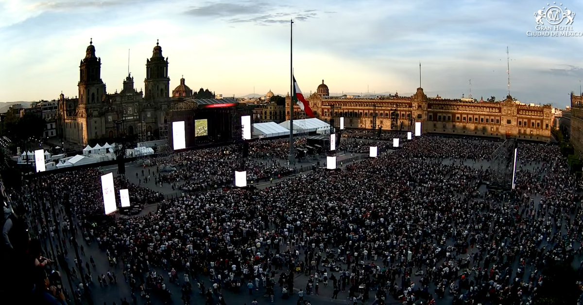craviotocesar's tweet photo. ¡Ya tenemos un #Zócalo muy lleno y listo para escuchar en unos minutos al gran #AndreaBocelli desde la #CapitalDeLaTransformación! 🎻✨

Chequen esta vista desde las alturas; ¡así se disfruta la música y la cultura en nuestra ciudad! 🏙️🙌 https://t.co/9U2MsKnHc1