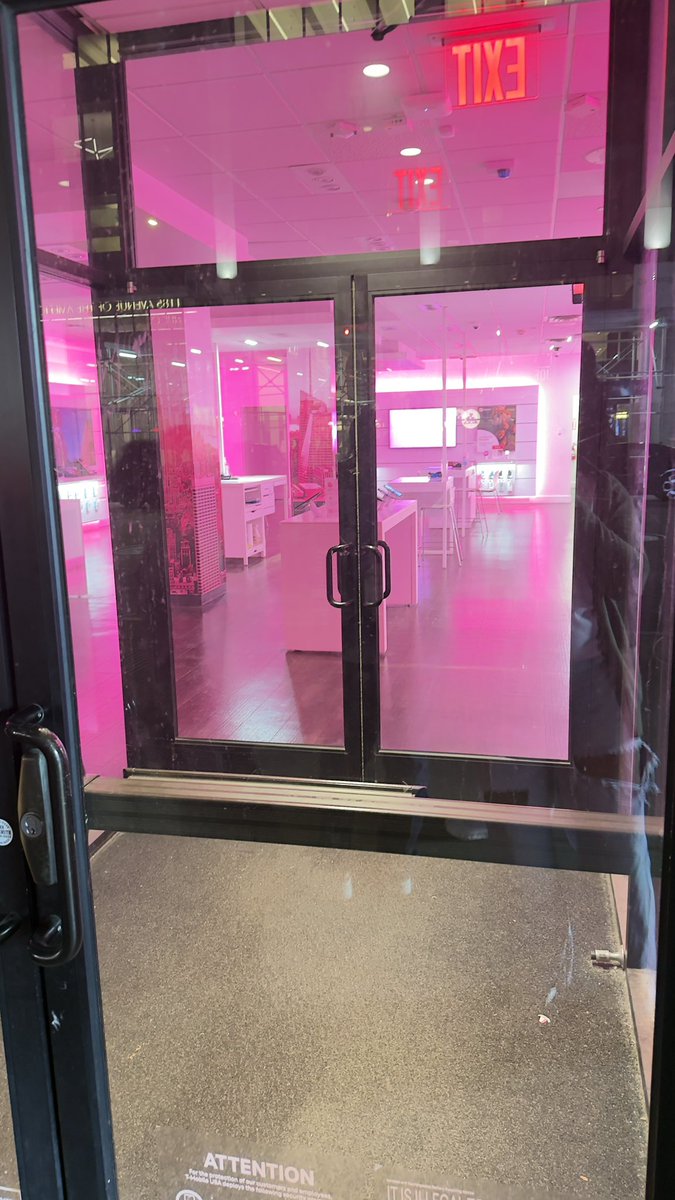 bkshotime's tweet photo. @TMobile ran to the Tmobile store on 46th and 6th in NYC because the website says they close at 9pm and they’re locked closed up at 8:40😮‍💨 https://t.co/MUKD5dyf0O