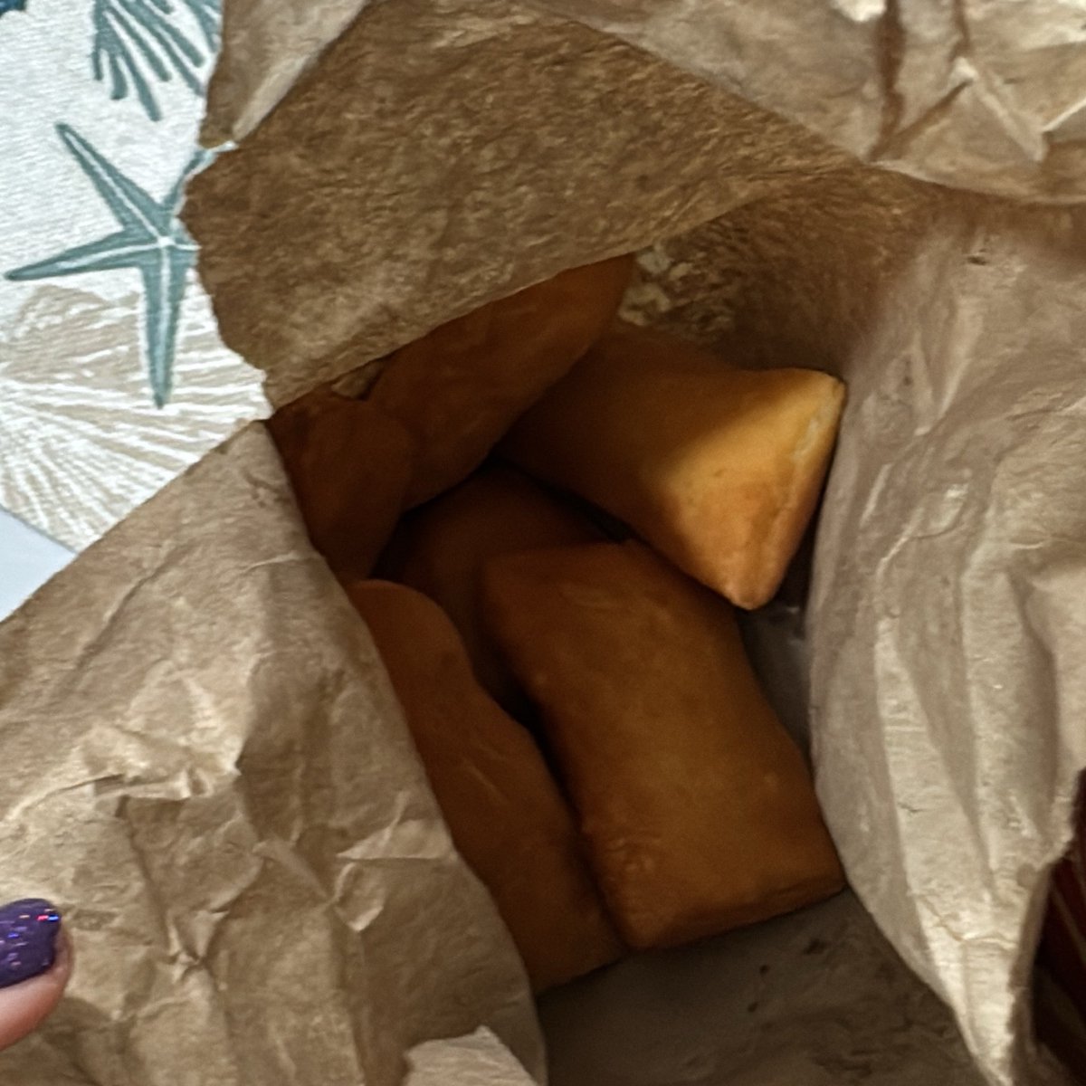 Josefa (mi vecina abuela adoptada) me manda un audio preguntándome si estoy en mi casa porque está haciendo tortas fritas y tenía algunas para mi. Salgo a la vereda y me alcanza este manjar 😭 
Bendecida con esta vecina 🩷