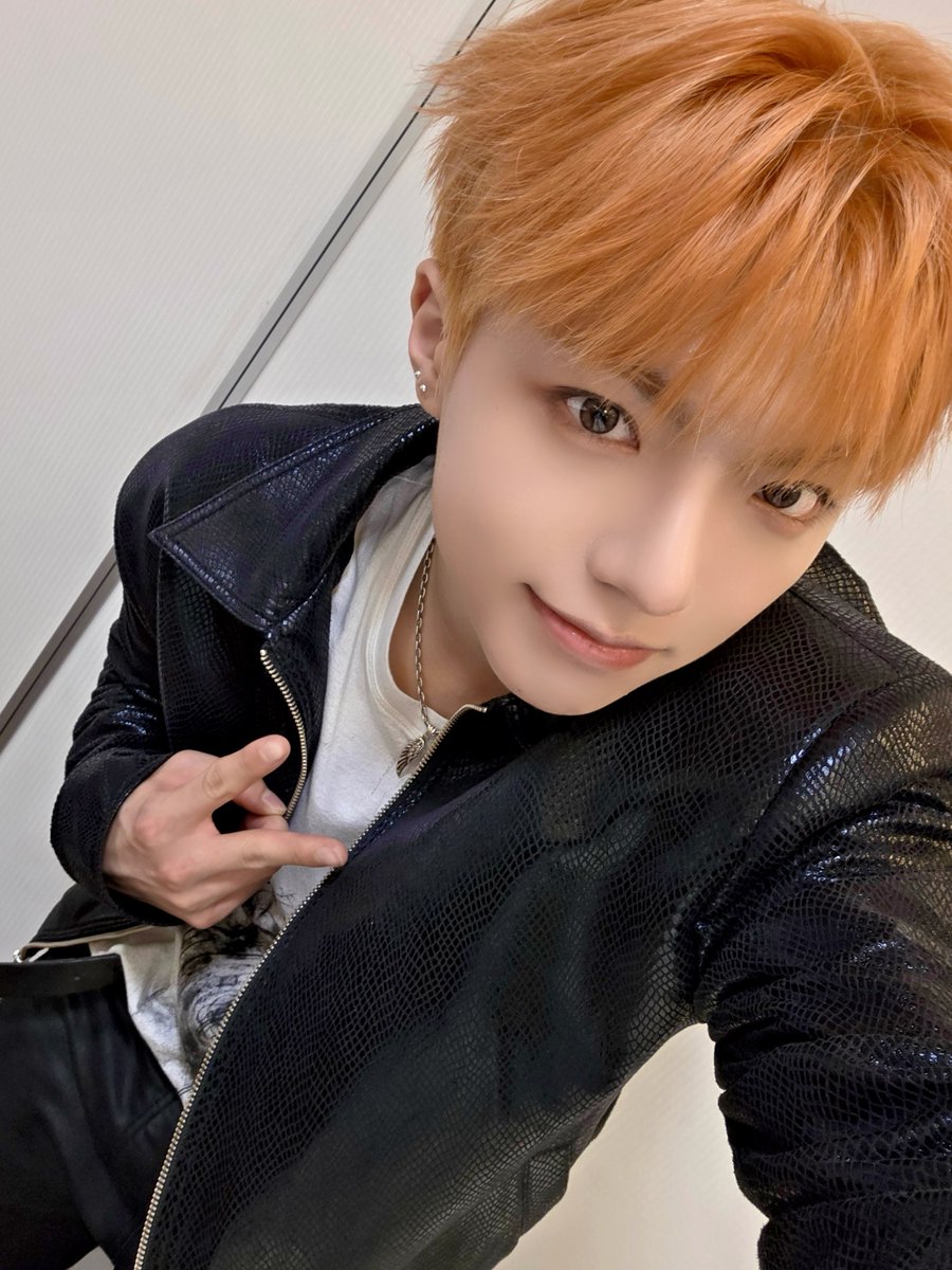 ALL(H)OURS tweet media