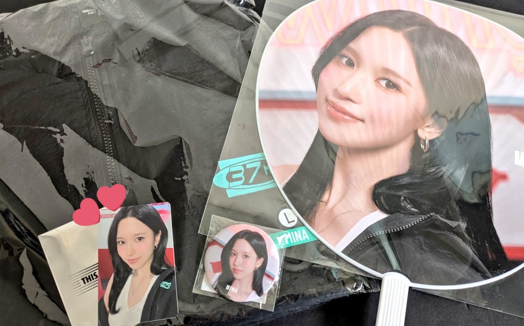 おはよ💚 国立競技場のグッズが届いた🫶🫶🫶 しかも！！ 特典カード