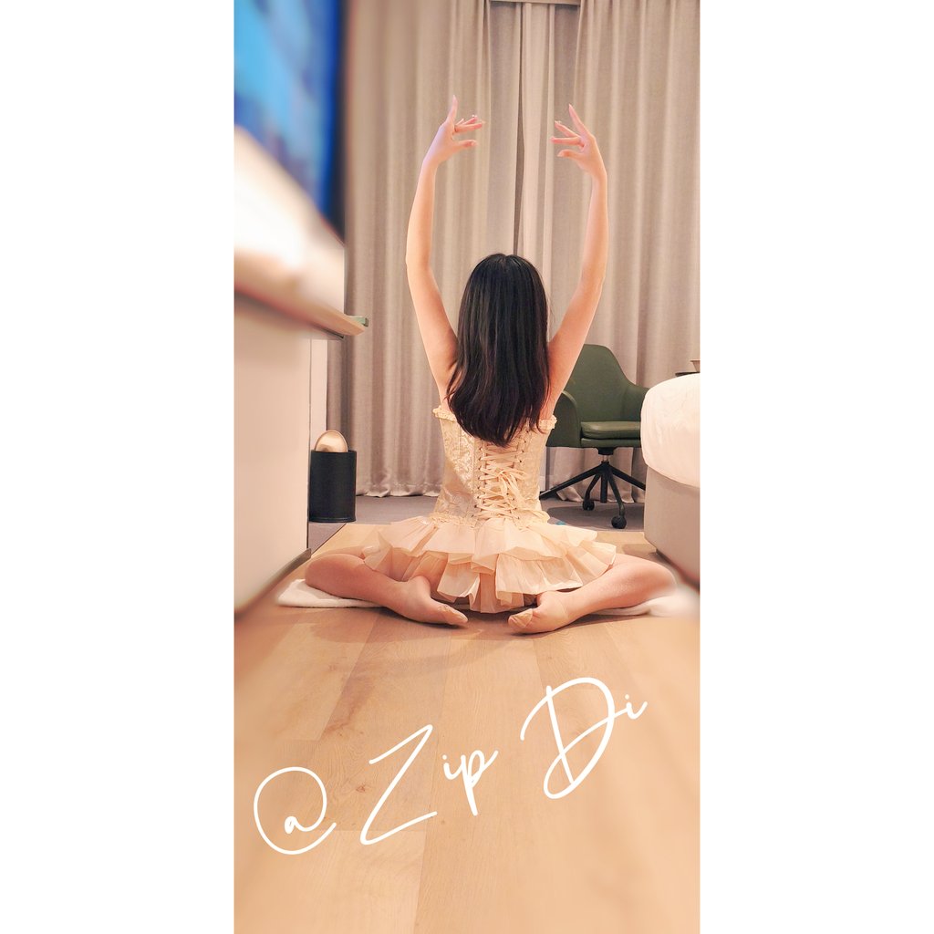 Just8replenish's tweet image. 凹个造型👑！
上半身成功立起来的那一刻，像极了多年前我学会骑自行车的瞬间，就像《浮士德》里写的那句Verweile doch, du bist so schön!💫所描绘的那般让人振奋。
这种亲手在自己的生命中埋上一个又一个里程碑的感觉，可太好了。
#软开 #BDSM   #小圈