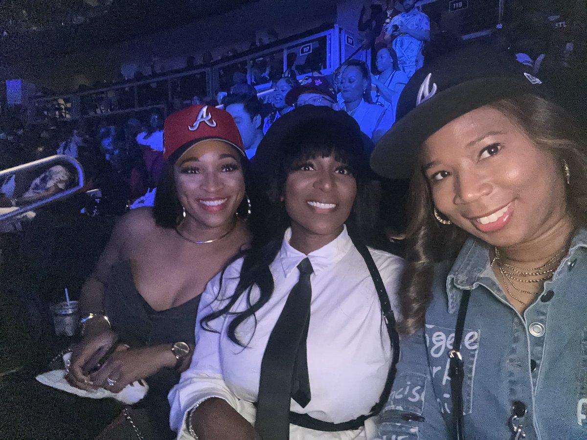 Shay_03's tweet photo. Cardi B tonight https://t.co/BpueWdDA6B