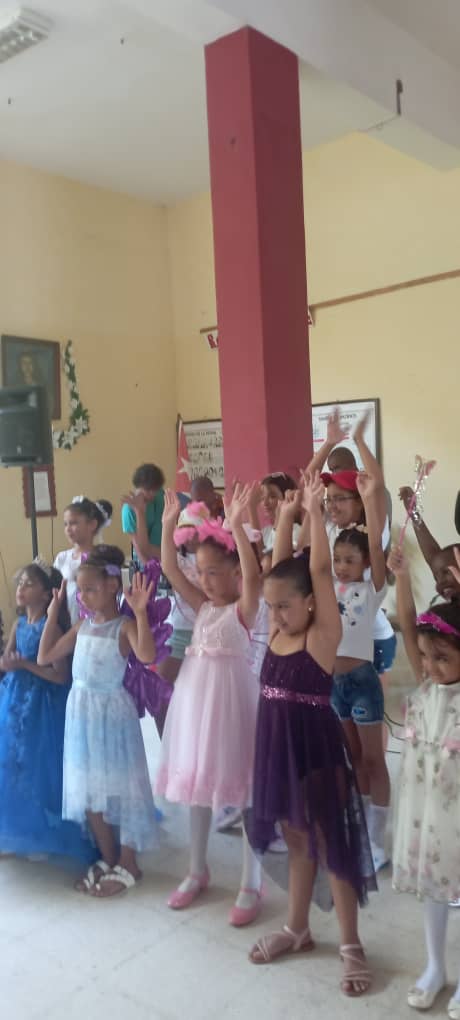 El Palacio de tus Sueños, proyecto del Teniente Rey, se llenó de magia gracias al maravilloso espectáculo protagonizado por los pioneros de la EP 21 de Octubre. Con mucho talento los niños demostraron sus habilidades artísticas. 
<a href="/CubaMined/">MINED</a> 
<a href="/dmebayamo/">Dirección General de Educación Bayamo</a>