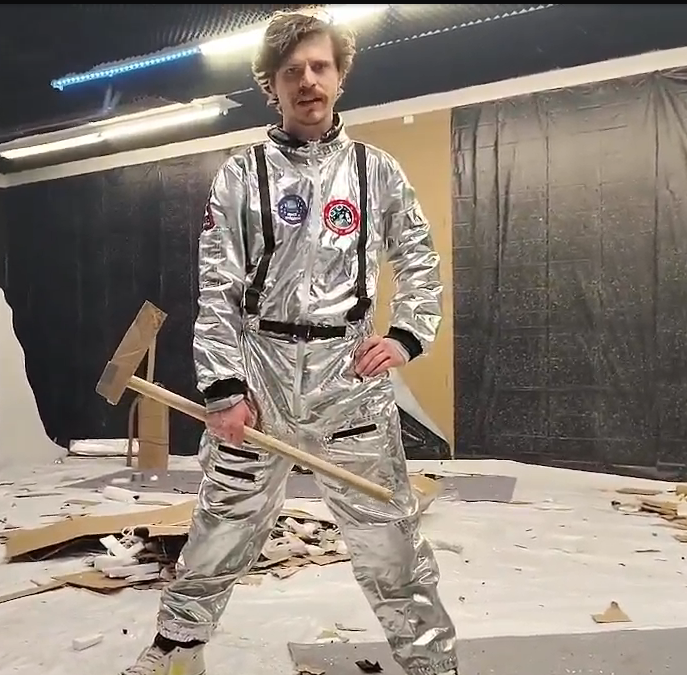 ston_jewart's tweet image. kick.com/sardinetin

Moon boi making his way

#fishtanklive 

#sardinetin
#nasa
#IranWar‌