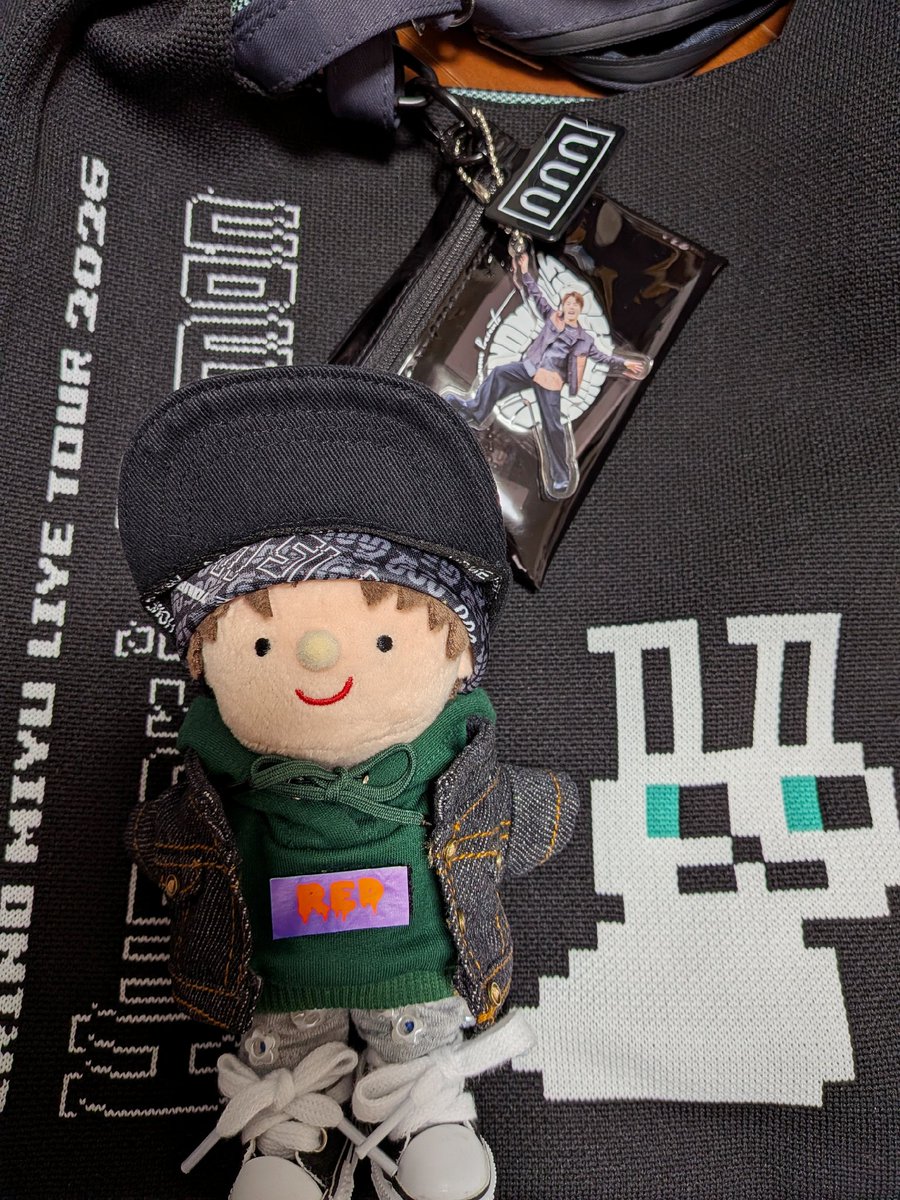 miii24611's tweet image. みゆくんのpostにも載ってたから出しちゃうけど、ニットバッグしっかりしてるしサイズも良いしめちゃくちゃ可愛い🥹💕
使いまくろ🫶
なんなら今回のグッズで1番好きです👏
クロスのヘッド使い色々🤣
ファッション好きなので楽しいです！
#入野自由
#HumorisHuman
#コロミユぬい活部