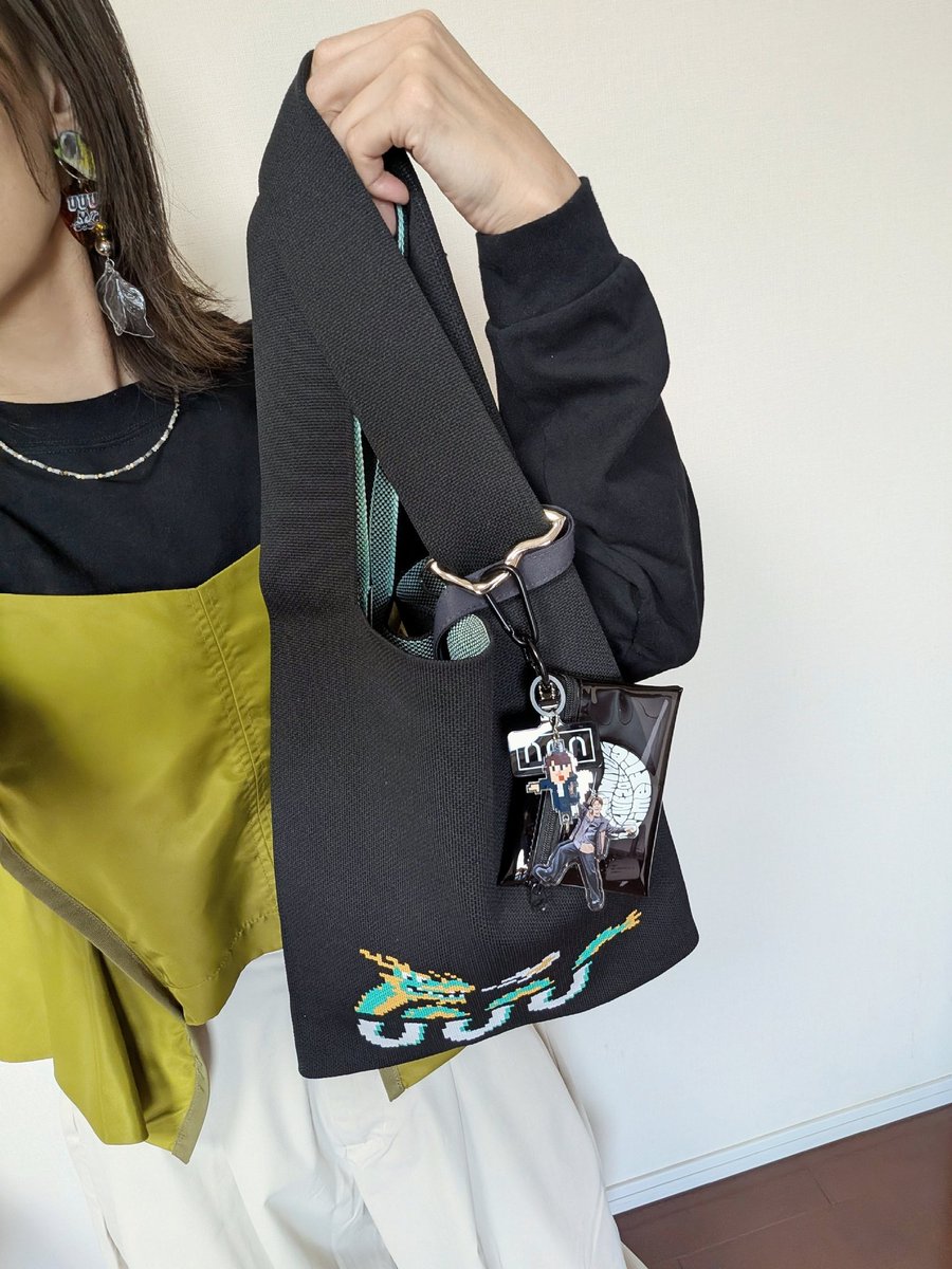 miii24611's tweet image. みゆくんのpostにも載ってたから出しちゃうけど、ニットバッグしっかりしてるしサイズも良いしめちゃくちゃ可愛い🥹💕
使いまくろ🫶
なんなら今回のグッズで1番好きです👏
クロスのヘッド使い色々🤣
ファッション好きなので楽しいです！
#入野自由
#HumorisHuman
#コロミユぬい活部