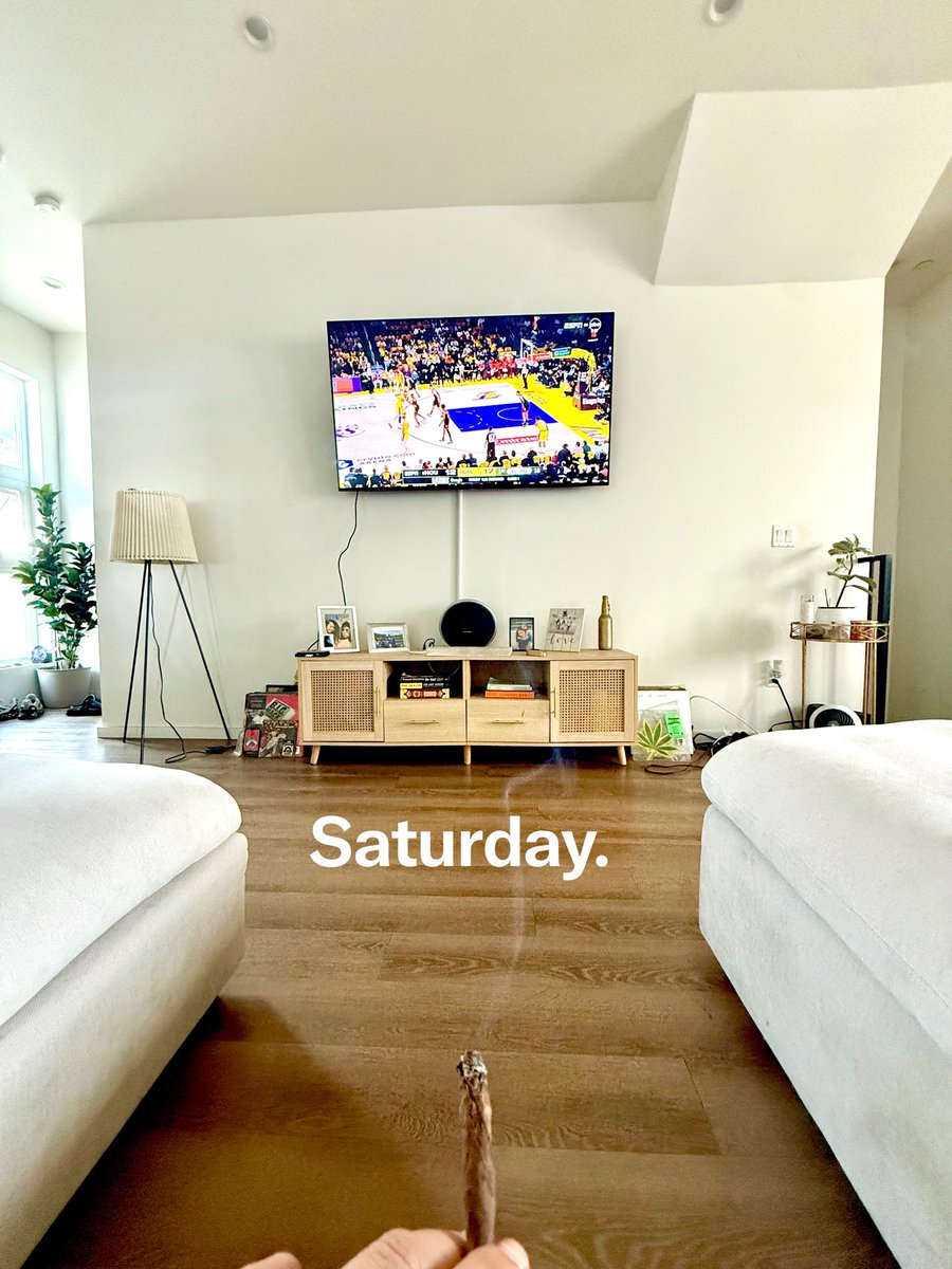 S_d0t's tweet photo. game 1 💜💛 https://t.co/HkEHRvutxA