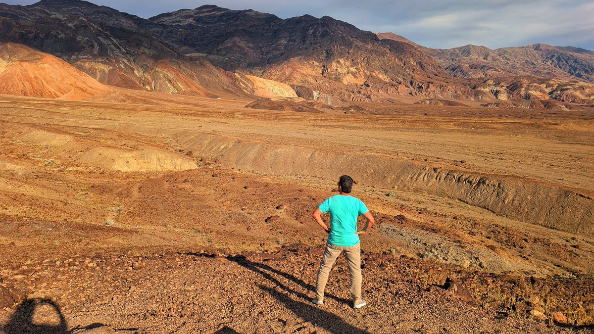 JourneyActive's tweet photo. Artist Palette in Death Valley NP , a 9-mile scenic drive through a colorful section of hills 🚗 🎨🖌️ https://t.co/He1KtQnHCr