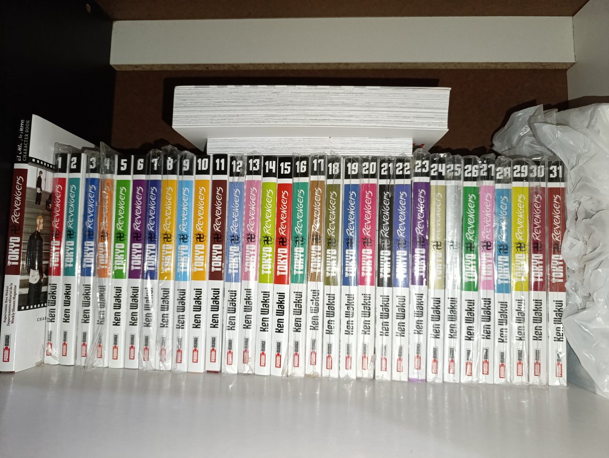 Exacto. Leí Tokyo Revengers pirateado, a veces con mala calidad porque eran los raws que recién salían. Cuando tuve la oportunidad me fui comprando cada tomo hasta completar la colección. También he comprado algunas figuras y espero algún día conseguir el Nendoroid de Takemichi.