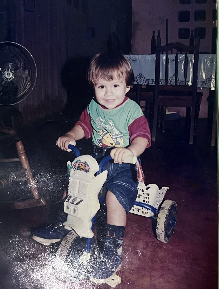 Señor agente, recuerde que a quien le está colocando el comparando es a este niño