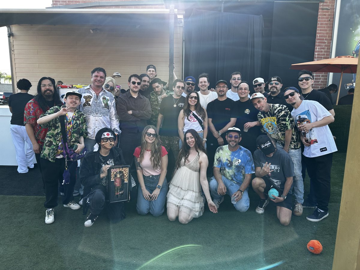 essentialceo's tweet image. We outside with the APES! 

Here at the @snoopdogg x @realdrbombay 420 event 🦍🔥

iRL is the alpha @BoredApeYC