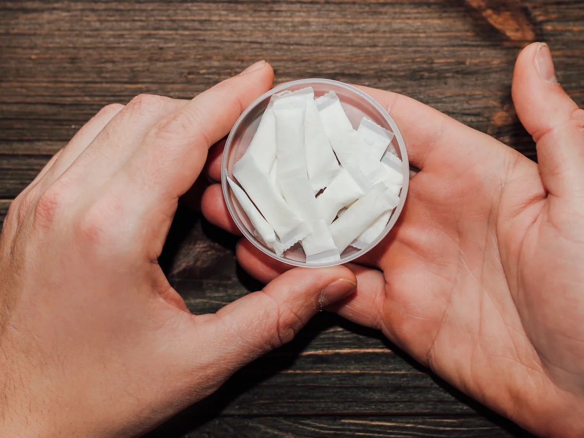 bgv1806's tweet image. Chào mọi người trên 𝕏 🌞 

các nghiên cứu cho thấy 5-8 túi nicotine mỗi ngày có thể :

tăng năng suất công việc  lên 60% 

tăng trưởng danh mục memecoin lên 90%

nhân đôi thành công trên chiến hào lên gấp 2 lần

Và reply có thể đạt 1000 😌