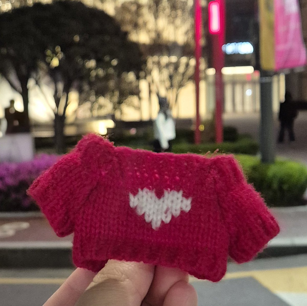 <a href="/PLLI_LOSTnFOUND/">플리 분실물센터</a>  #rt부탁드려요
더현대 인형옷 잃어버리신 분 연락주세요 4/16  오후8시 쯤 더현대 입구에서 습득 후 보관중입니다  믐깅이가 추워하겠어요