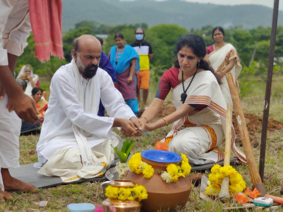 _Nandkishore's tweet photo. Akshaya Tritiya occurs  within the flow of time yet, it transcends Time. The entire day itself is seen as an auspicious moment/occasion . Lok smriti  is witness from time immemorial that in every yug, some immortal  event has taken place on this occasion. For example from Satya Yuga Treta Yuga unfolds on this day/moment  yet it is beyond time,unmanifest, eternal, and everlasting. It is akin to our true self: eternal, imperishable, undecaying, and an indestructible opportunity. May all realise it. #AkshayaTritiya