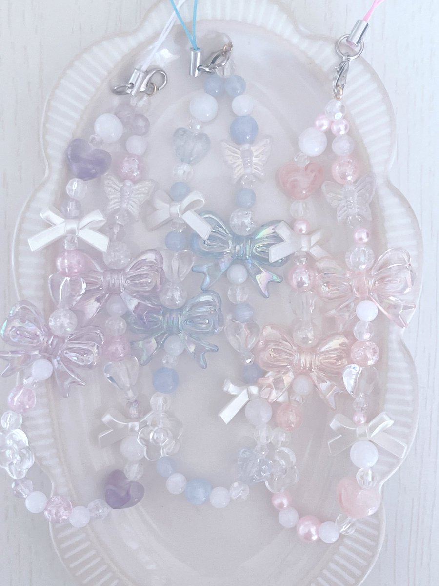 makaron_f10's tweet image. オーロラのきらめきと、パールのリボン。

手元を見るたび、妖精になったような
ときめきを運んでくれるデザインです。

すべて現品のみの販売となります🕊️
一期一会の出会いを楽しんでいただけますように。
詳細はプロフのURLから 🧺🔗

#beadsstrap #handmade