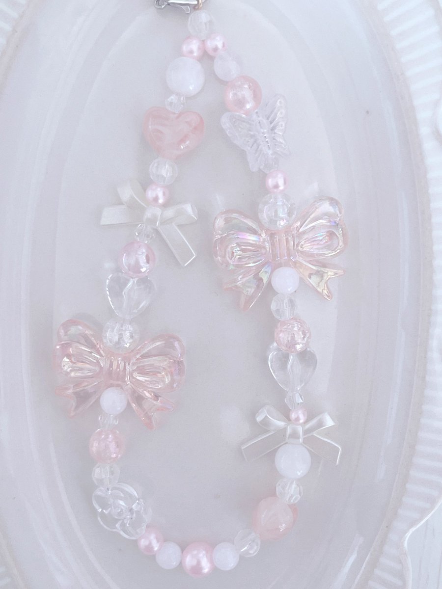 makaron_f10's tweet image. オーロラのきらめきと、パールのリボン。

手元を見るたび、妖精になったような
ときめきを運んでくれるデザインです。

すべて現品のみの販売となります🕊️
一期一会の出会いを楽しんでいただけますように。
詳細はプロフのURLから 🧺🔗

#beadsstrap #handmade