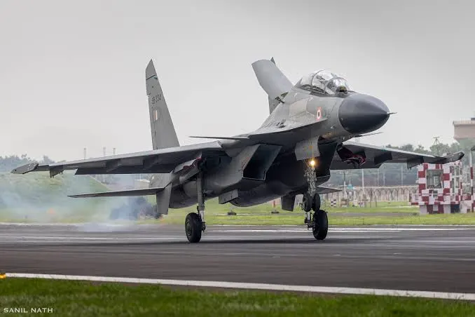 KawsarHs's tweet photo. ⛑️BREAKING: Indian Su-30MKI crashed in Pune, India. https://t.co/GS3zx9KyuQ