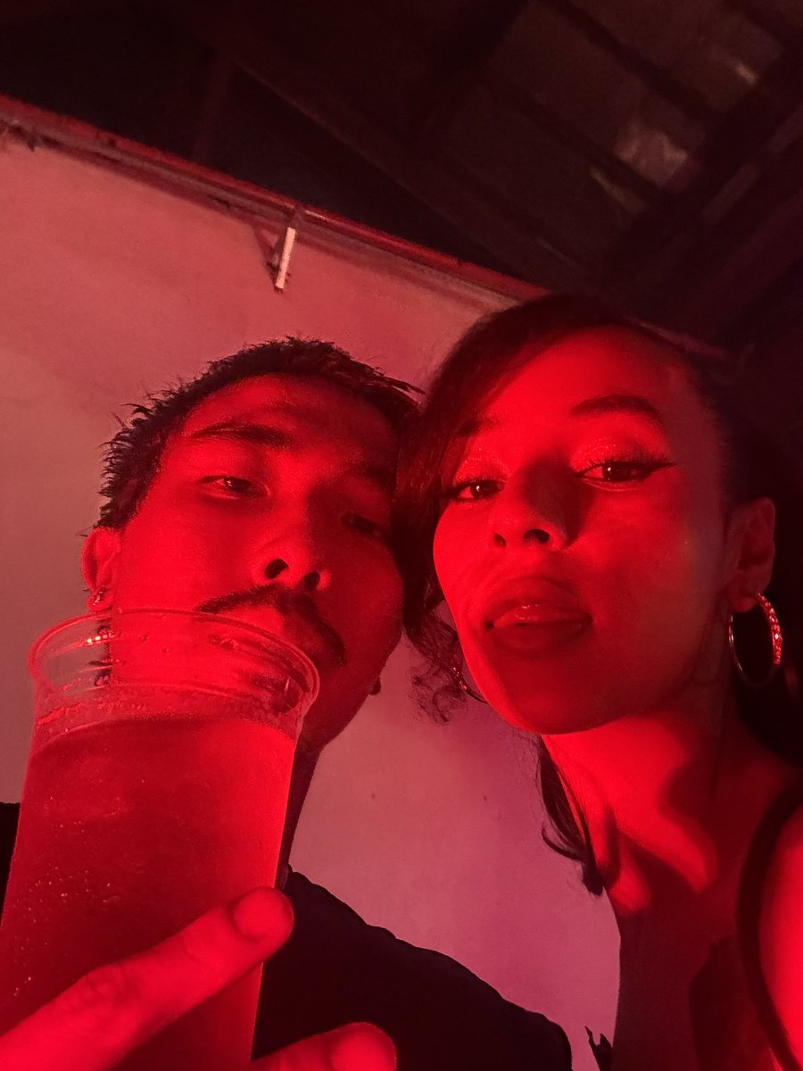 girlPlanB's tweet image. Todo dia alguém pede pra ser nossa marmita mas tipo somos um banquete um pro outro