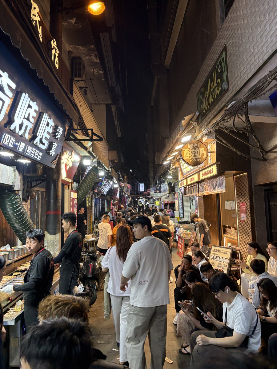 西安ヲタのたまり場、マサイ焼肉へ。
中国地下世界ではマサイを馬賽と書くのだけど、ココはガチで店の娘さんの名前らしい。
串1本1元でメチャクチャ美味かった。
オタク西安に来る事あったら是非マサイ焼肉へ是非お越し下さい🐎