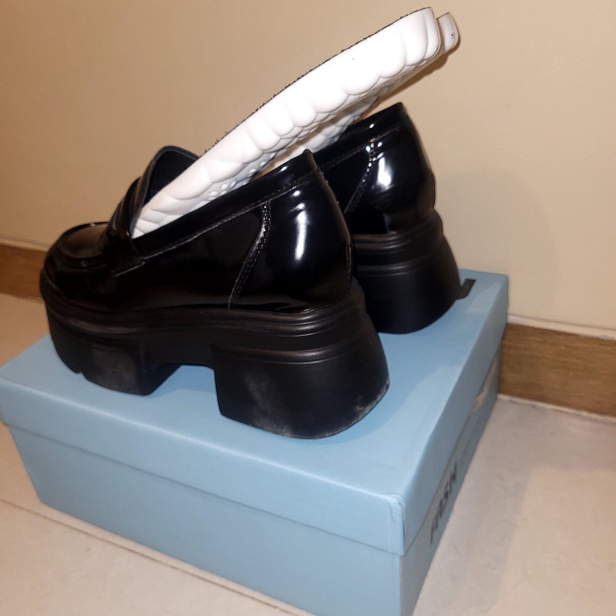 bubuuucil's tweet photo. Want to Rent Open Rent sepatu konser exo treasure allo bank cortiz

Size 37 (23,5 cm)
Bisa dipakai size 36 juga (free insol)
Tinggi hak bawaan 7 cm + insole 2 cm

DM for price &amp; tnc

Dom Jaksel https://t.co/k9dwXzRUJe