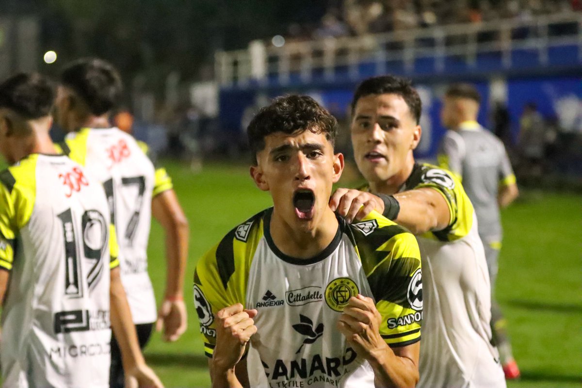 CSyDFlandria's tweet photo. ¡¡GGGAAAAAAANOOOOOOOOOOOOOOOOOO FLANDRIAAAAAAAAAAA!! 💛🖤💛

San Martín de Burzaco 0-1 Flandria

⚽️ Milton Vasconcelo 

#VamosFlandria 👊 https://t.co/3R3lFpfMh8