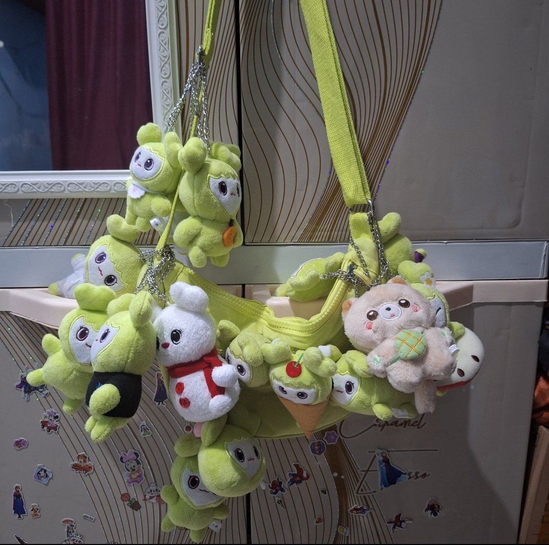 Aku pun heran kok bisa beli ganci mahal ratusan ribut tuh gimana caranya padahal gak punya kerjaan yang penghasilan tetap, kalau buat nabung selalu gak ada tapi kalau beli ganci selalu ada