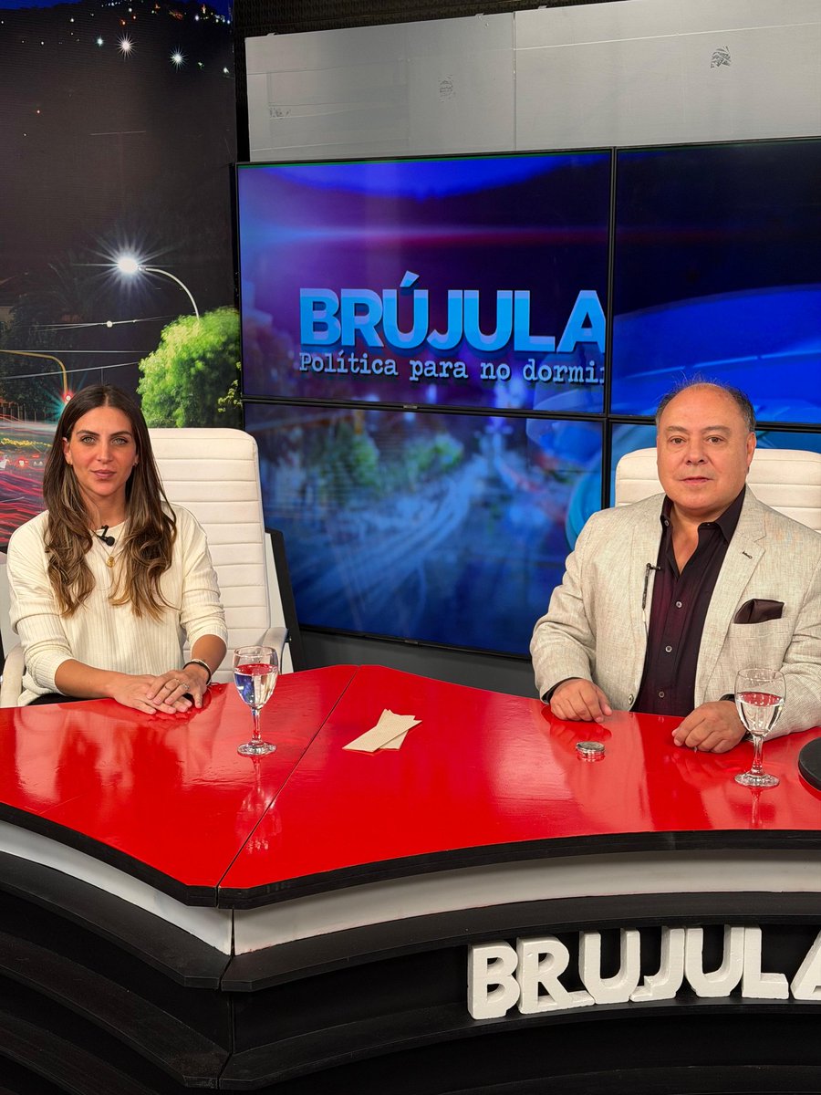 CalvoJorgecalvo's tweet image. #BRUJULA🎥📸
@PauBenavidesok 

El decreto que ha salido lo que hace es pasar el bisturí, no la motosierra a la gente, pasa el bisturí por el gasto administrativo, prohibiendo compra de bienes de uso por las de 3 millones de pesos, es decir no se van a comprar mas escritorios