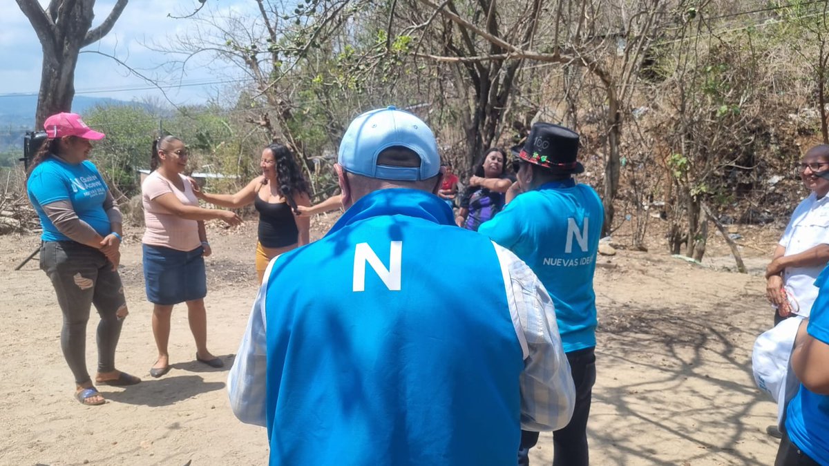 SecretariaNISAC's tweet photo. ¡Siempre cerca de nuestra gente! 🥳

Este día tuvimos una fiesta familiar comunitaria en el caserio El Cascajal, del cantón Nancintepeque,  donde compartimos el mensaje de nuestro Presidente, @nayibbukele https://t.co/8kRDJJJXRk