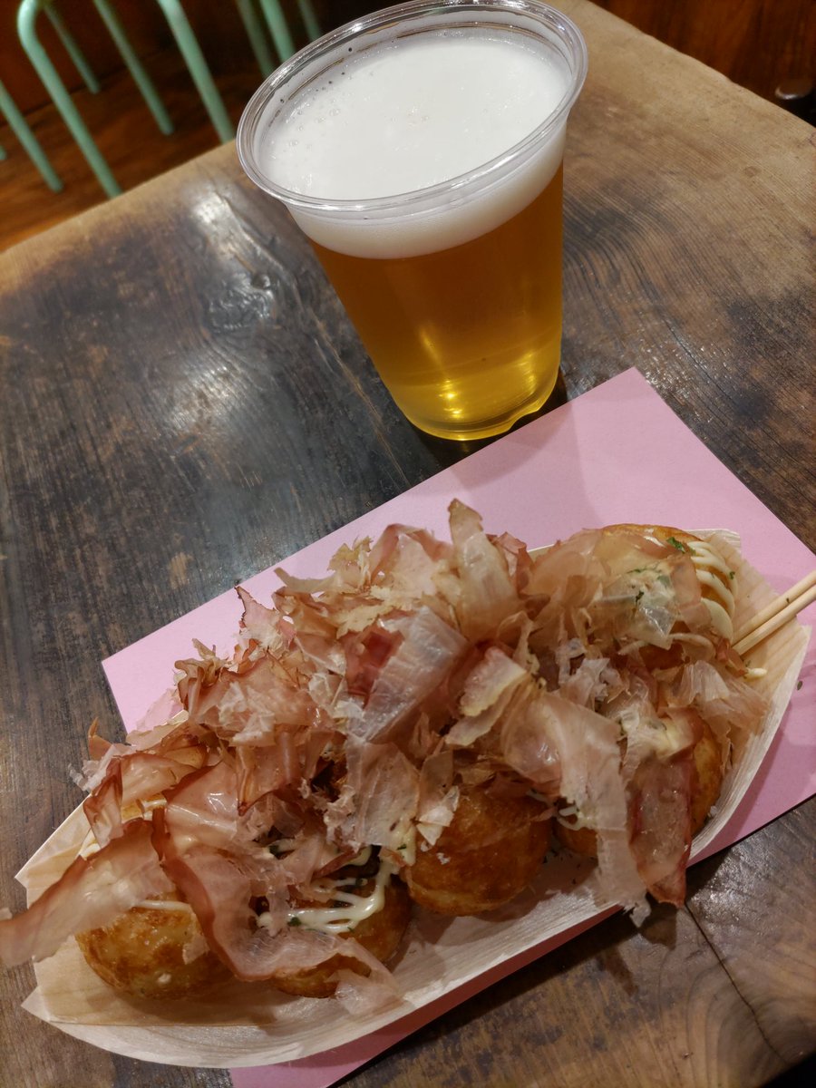 朝の10時から飲むビール(笑)
塩あじのたこ焼きうま。