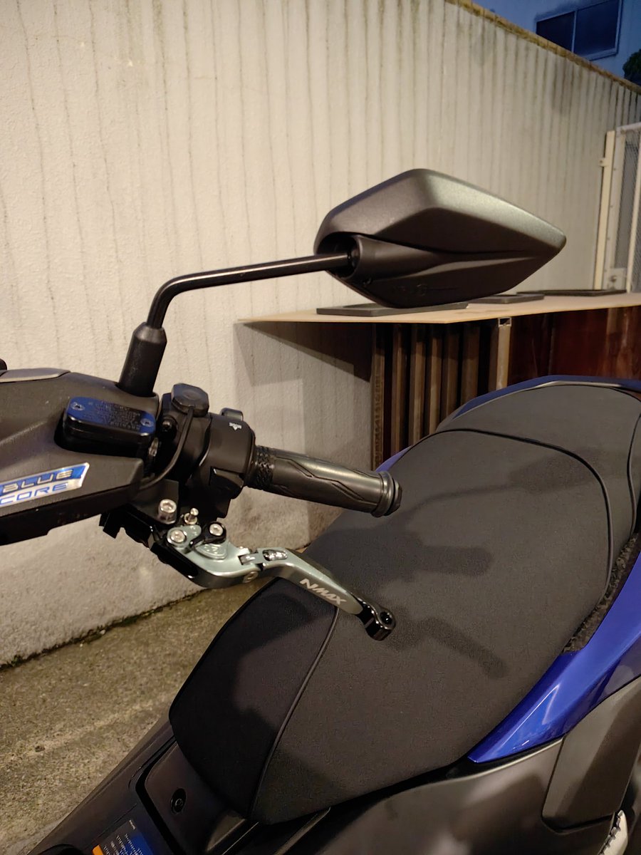 Gackn's tweet photo. プチ カスタム：NMAXくんのブレーキレバー交換。
semspeed ブレーキレバー、ガッタガタで特に左取付ボルトやスリーブの��更を考えます。

一昨日(500km)でオイル交換(バイク屋さん)、昨日 ギアオイル交換し、あと少しで慣らし終了です。
#NMAX155 #SG92J #semspeed 
#春のYAMALUBEキャンペーン https://t.co/MtCBk7f3Yp