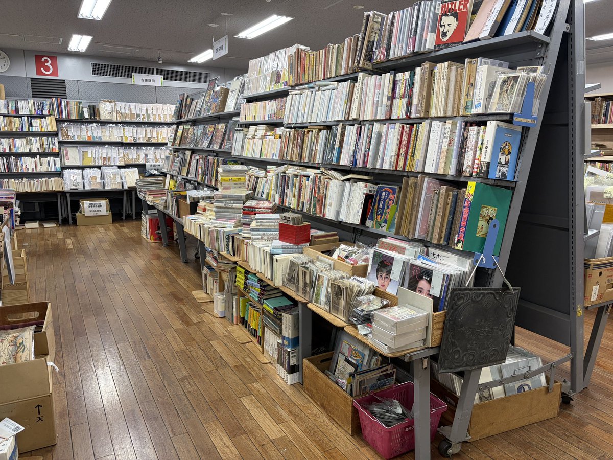 ginshod's tweet photo. 古本博覧会最終日、間もなく開場です。
いつもよりより品物を増やしてお待ちしています。 https://t.co/eBYUhp1WMZ