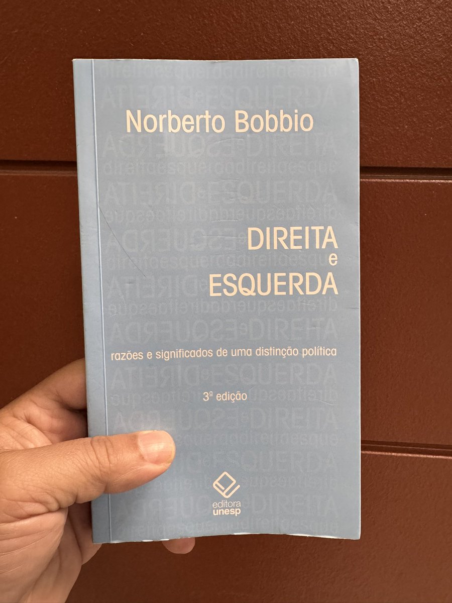 Fim do livro 7 de 2026. Bobbio conclui que a Esquerda é caracterizada pelo princípio igualitário (os homens são mais iguais que desiguais) e que a Direita pelo princípio inigualitário (os homens são mais desiguais que iguais). Antes da sua conclusão, porém, ele rebate os que