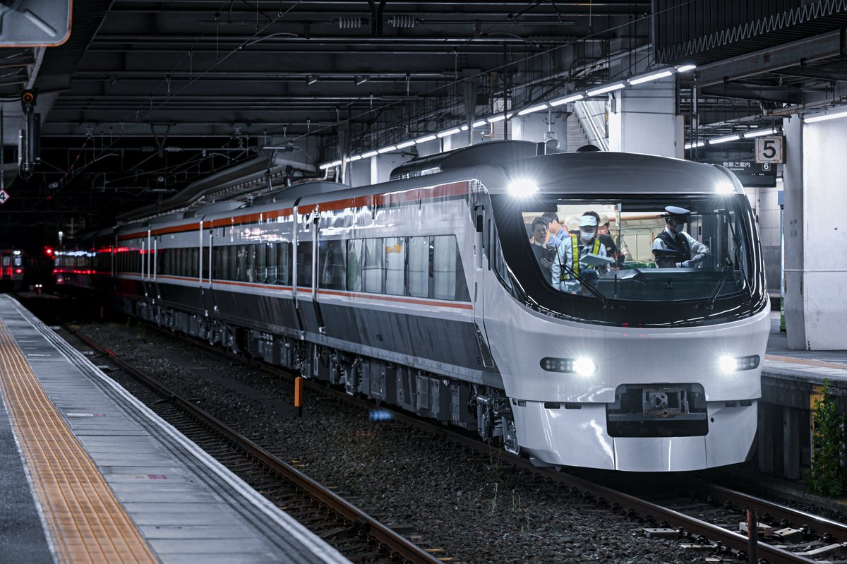 D1Hd85's tweet photo. 2026/4/19
試9101F  385系E1編成(量産先行車)
新型しなの385系日車出場��運転
383系に劣らないカッコよさがありました。 https://t.co/niuTAqkMhz