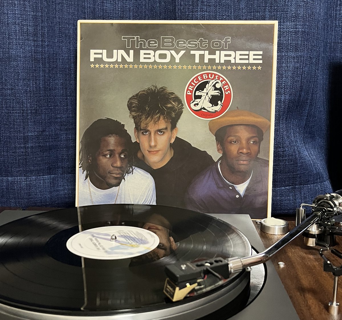 Rockwrok's tweet image. 🎧#ニューウェイヴの名盤を聴く
『The Best of Fun Boy Three / Fun Boy Three』 1984

今日はいい天気っ！
何も考えたくない日曜に流せば、気だるいコーラスとリズムが、疲れた脳みそを優しくマッサージしてくれます。

#vinylrecords