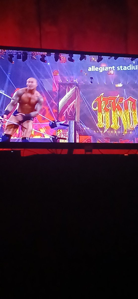 FbioVaz16's tweet photo. A entrada do @RandyOrton já durou mais tempo que o combate pelo título feminino da @YaOnlyLivvOnce na #wrestlemania https://t.co/wxBgMj9DIB