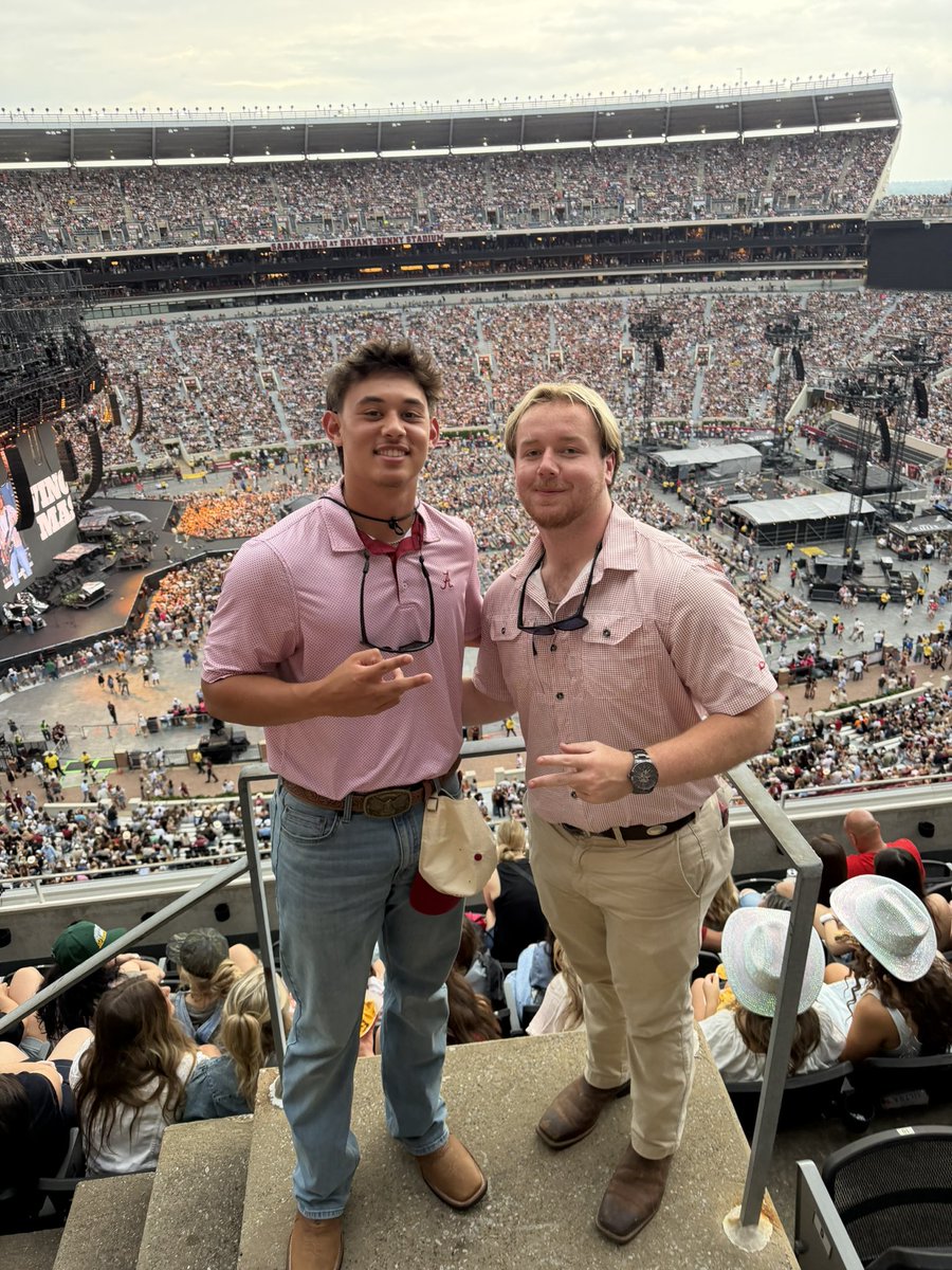 TrentSeaborn's tweet photo. At @MorganWallen concert with my former 🐐 center @MarquessDylan at BDS 👊🏽 
#OLinePride https://t.co/ctDWO4040a