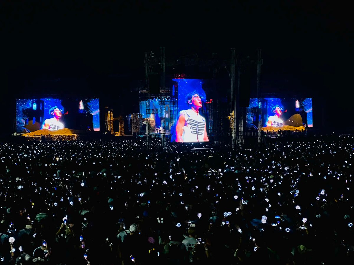 KingsofPpopSB19's tweet photo. GOODNESS GRACIOUS, WHAT A MASSIVE CROWD 🤯

Curious tuloy ako sa number of attendees.

📸 : SMDC Festival Grounds FB Page

SB19 TrilogyConcert Finale
@SB19Official #SB19 
#WakasAtSimula #SB19WaS
#WaSTheFinale https://t.co/iOMuMuh8VH