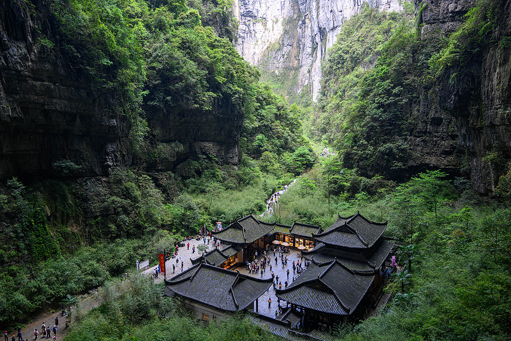ChinaDaily's tweet image. #ChinaCanvas Visitors flock to the Three Natural Bridges in #Chongqing's Wulong Karst National Geology Park. 📸 Composed of three massive natural stone arches, the site is a typical example of karst topography, forming a breathtaking geological wonder. ⛰️✨ #naturelovers